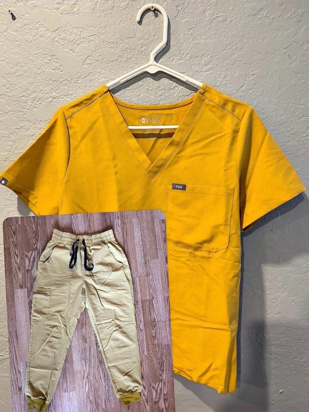 Figs scrub SET Catarina top (S) and Zamora jogger bottoms (SP) in yellow